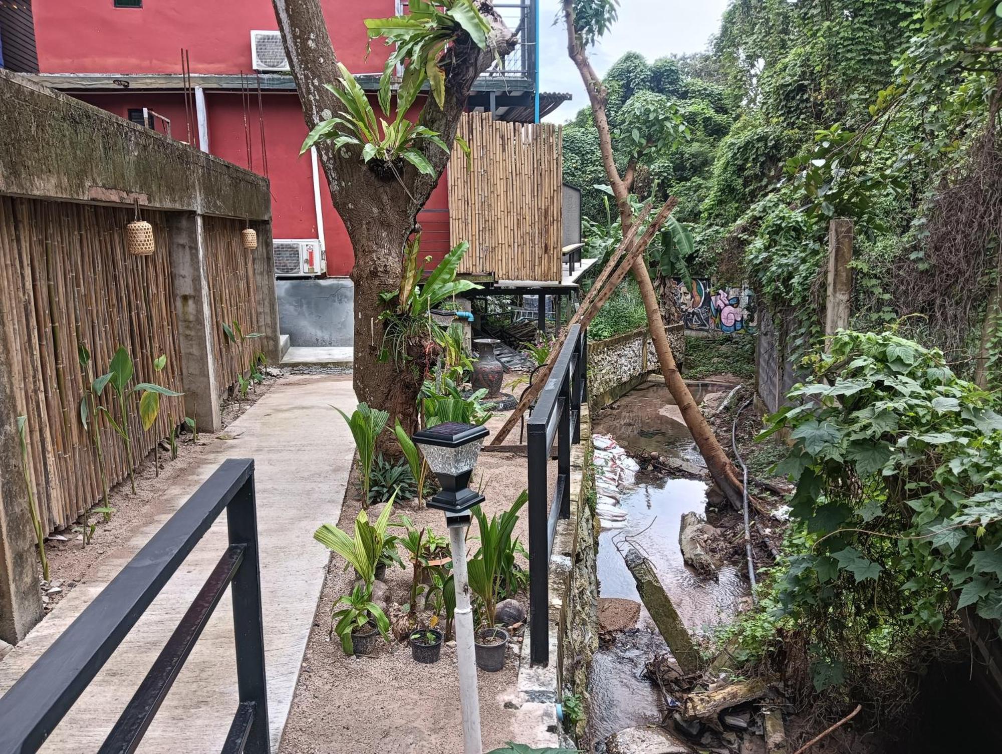 White Jail At Koh Tao Hostel Exterior photo